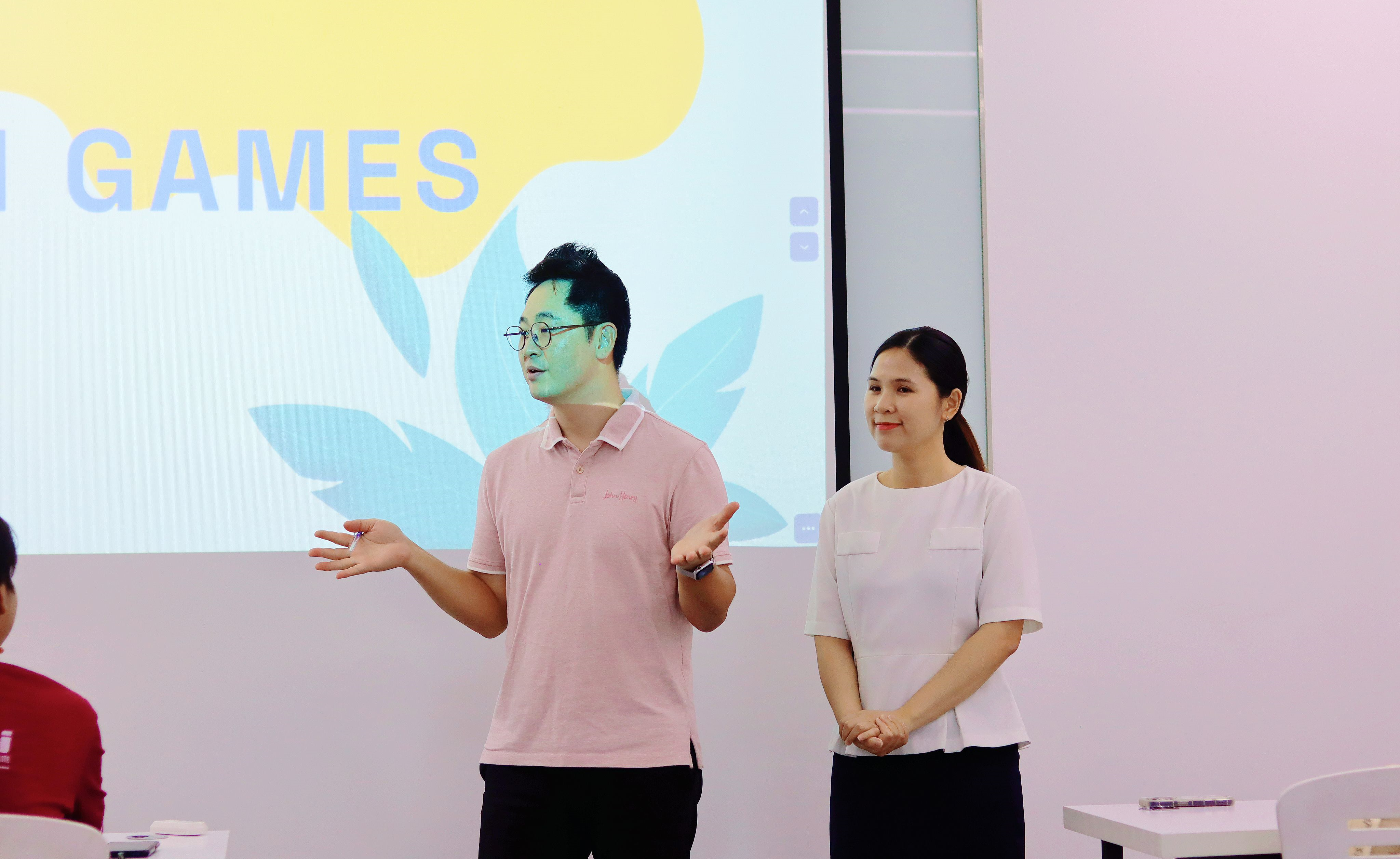 Office Tours at Wooribank - Danang Brach with SMI Students